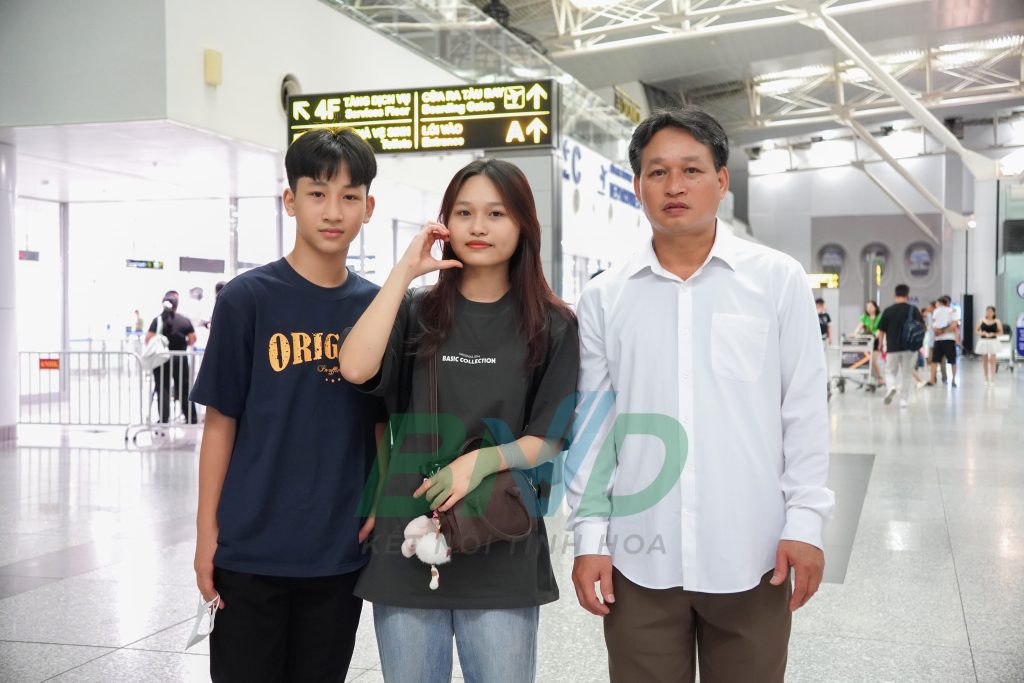 Chụp hình với bố và em trai trước khi du học học nghề đức
